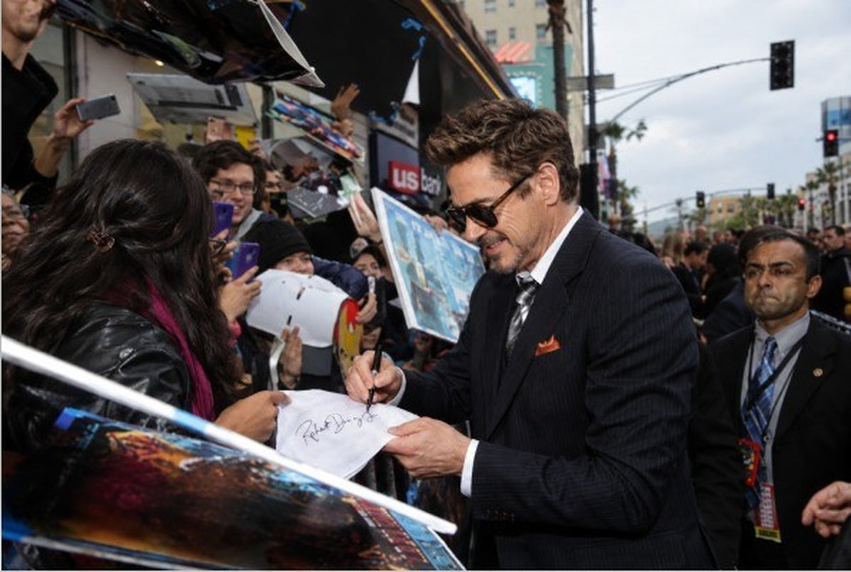 Robert Downey Jr Signed White Cotton Handkerchief Collectible Memorabilia from Iron Man Fan Event